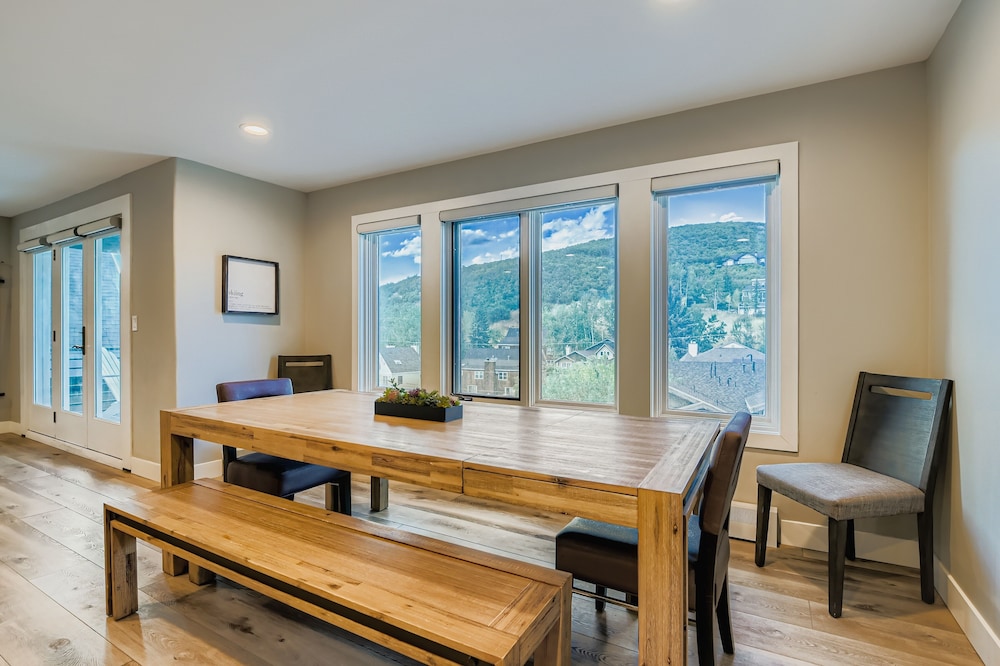 Mountain Luxury In Old Town Spa - Walk To Main 440 3 Bedroom Home