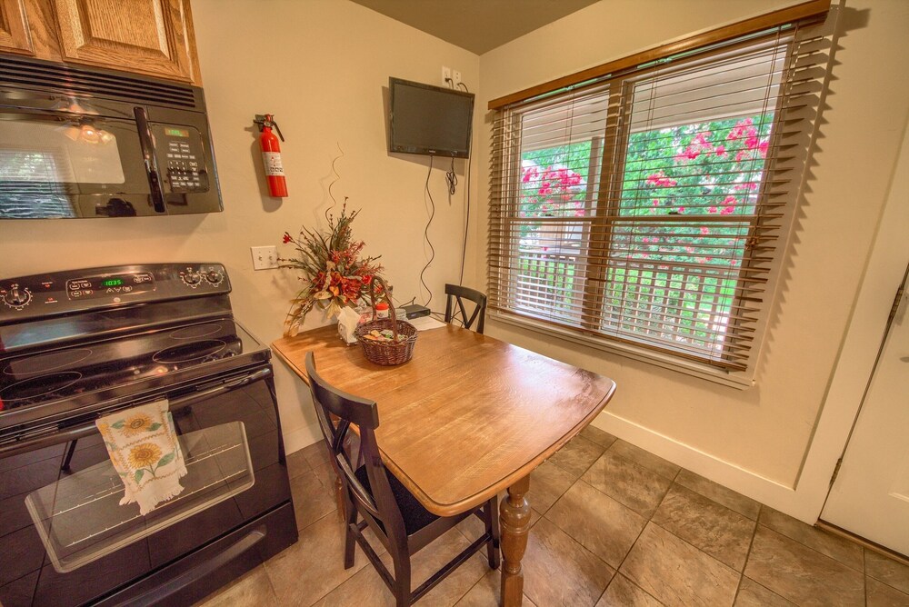 Annette's At Waldrip 1 Bedroom Cottage by RedAwning view 4