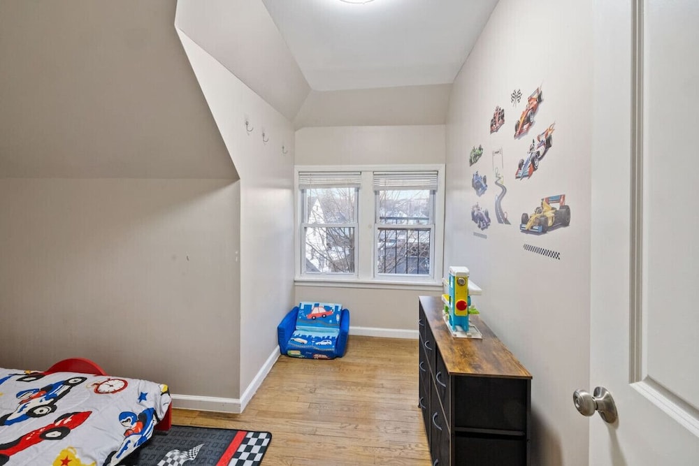 Modern 2BR Near NYC With Free Parking Workspace