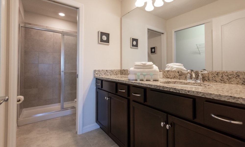Beautiful 5 Bed Home Away From Home 5 Bedroom Townhouse by RedAwning view 2