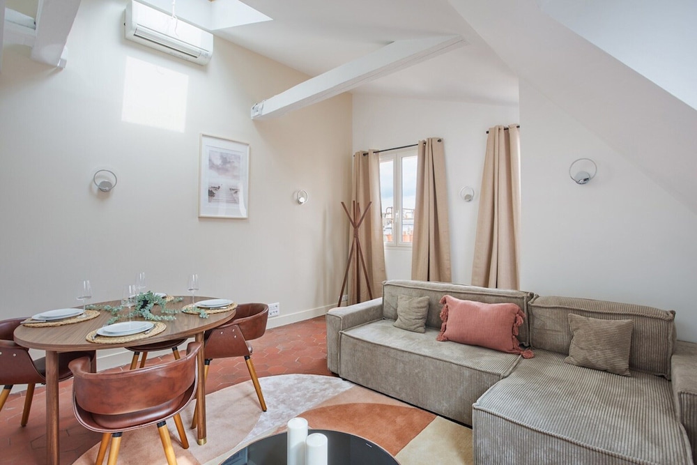 Superb Flat Ave Montaigne With Eiffel Tower View