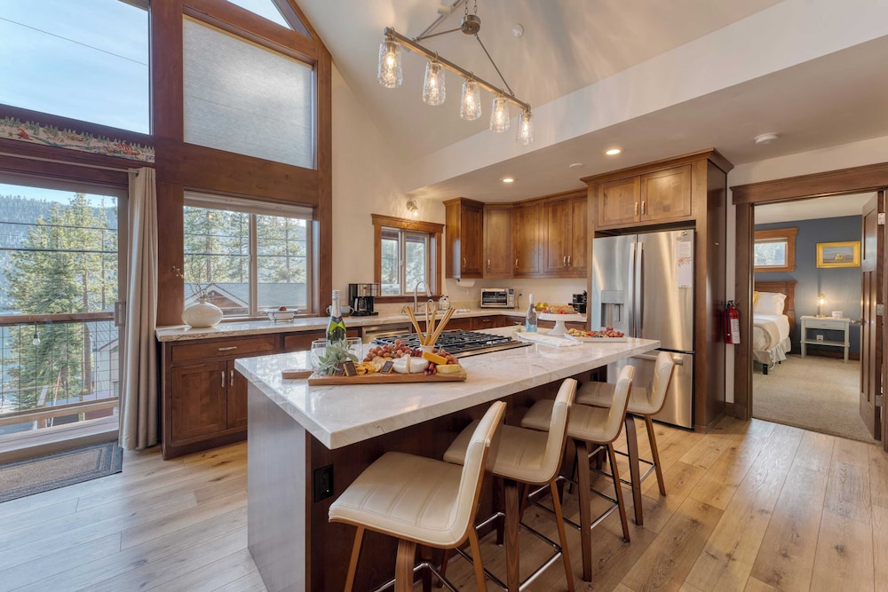 Denton by Avantstay Hot Tub, Deck w/ Fire Pit Near Skiing & Lake!