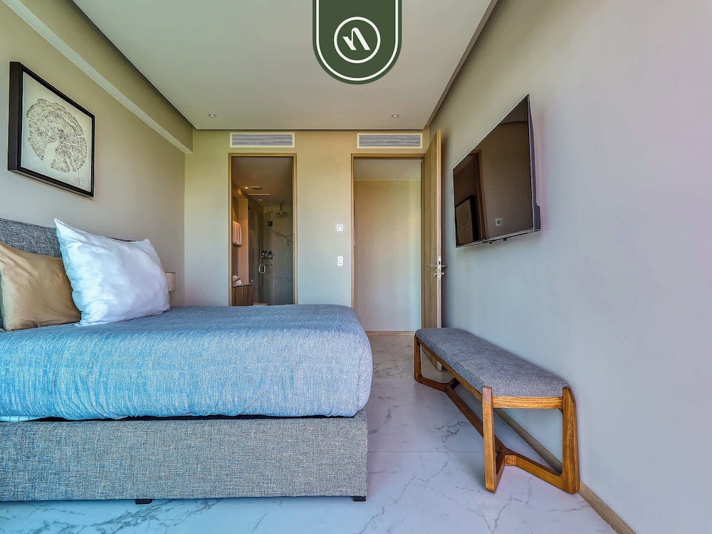Luxury 3 BR Condo - Beach Access 1 Block Away