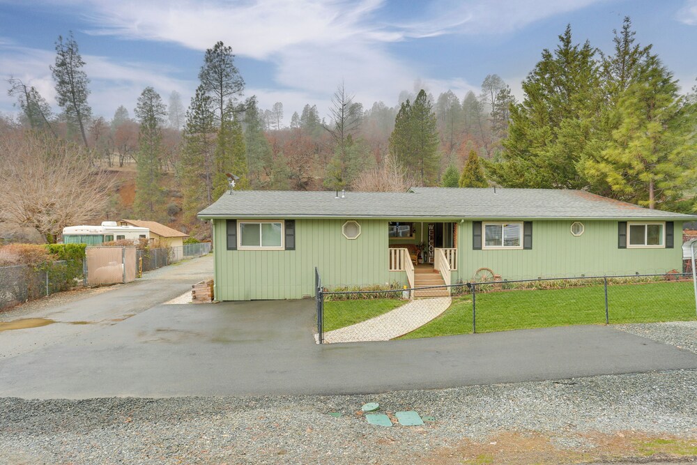 < 10 Mi to Trinity River: Family Home w/ Hot Tub!