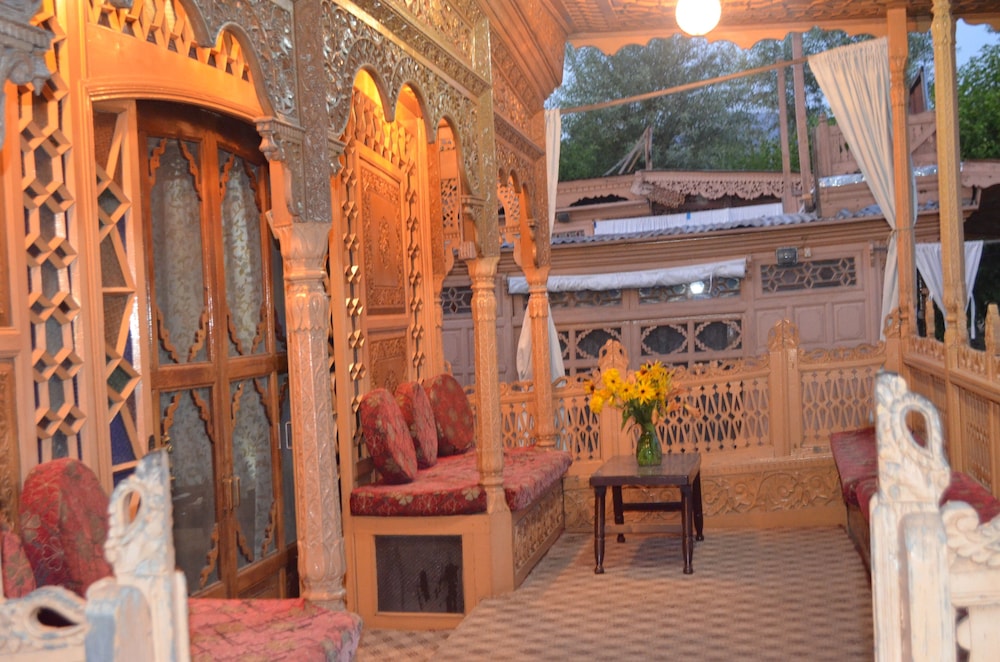 New Alexandra Houseboats