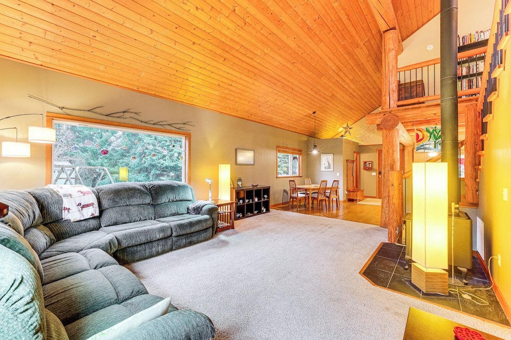 11 Mi to Olympic NP: Port Angeles Retreat w/ Deck