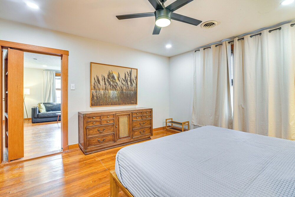 2 Mi to Pleasure Pier: Pet-friendly Gem w/ Yard