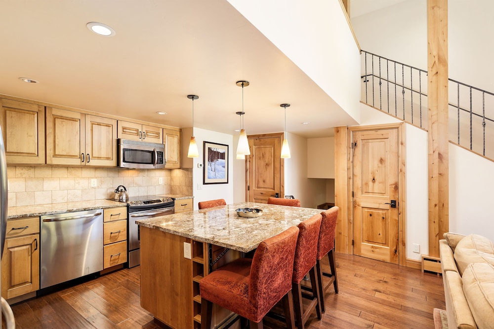 Fifth Avenue Condominiums by Frias