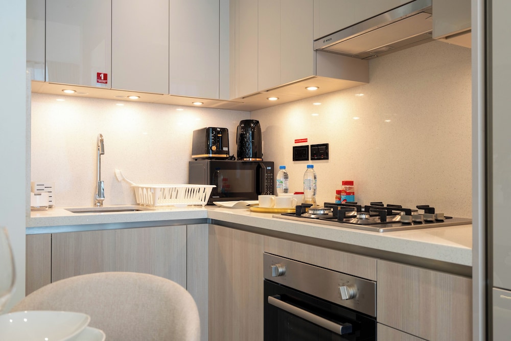 Premium 1BR Oasis - City Views & Pool