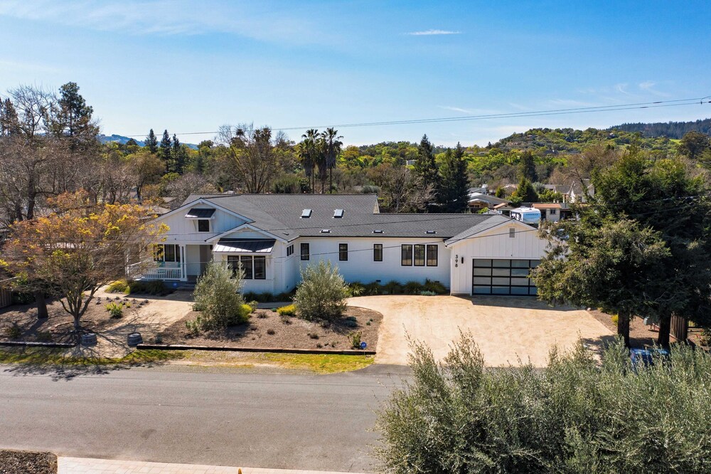 Luxe, Pool, Spa, Fire Pit, Game Room, Piano Sonoma Pool Retreat by Avantstay