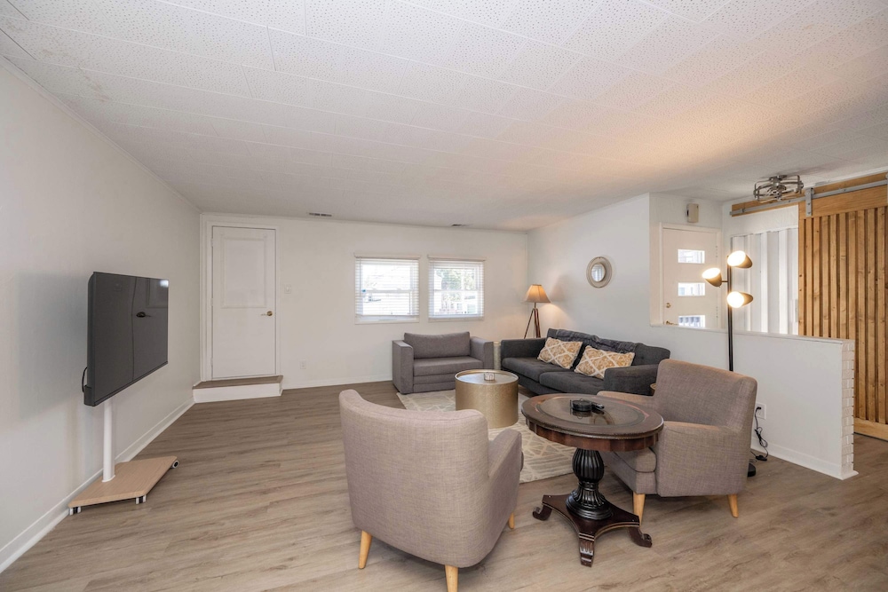 The Grand Elm Suites Sleeps 10
