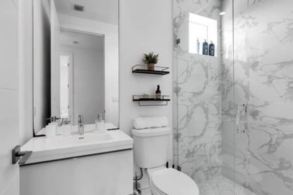 3282 SW 28th St Private Pool 4BD 2 5BA Parking Laundry Wi-fi