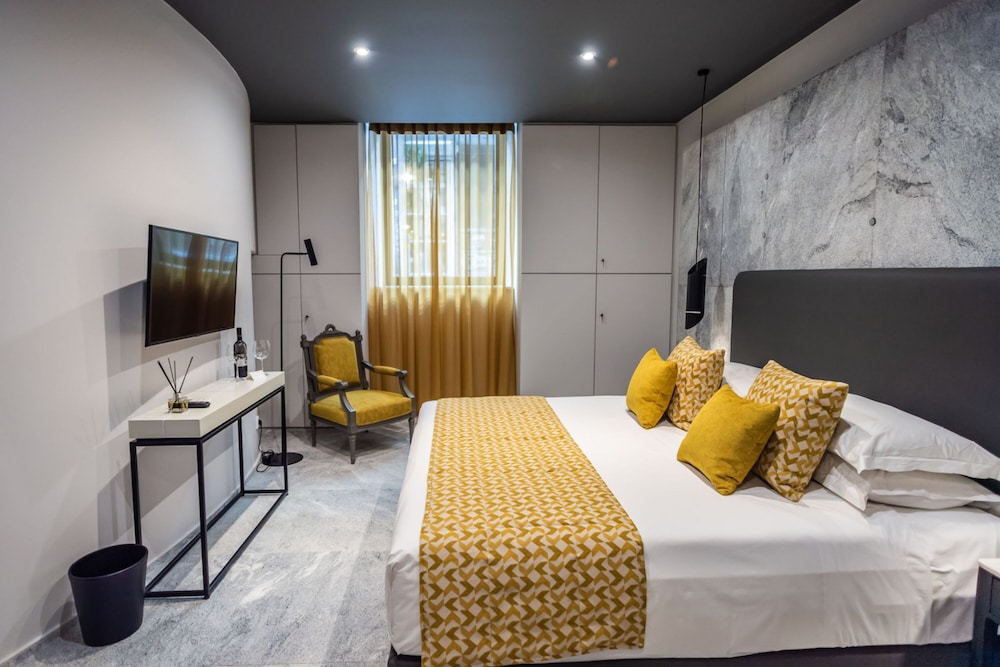 33 Solonos Suites