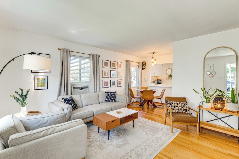 3 Mi to Universal Studios: Chic Home w/ Yard!