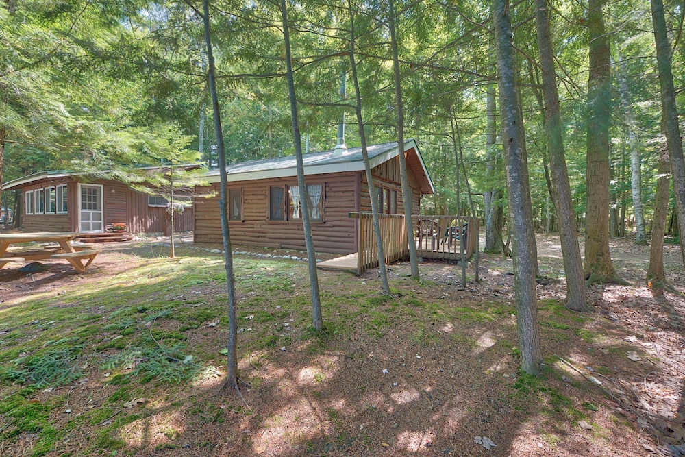 Lakefront Cabin w/ Beach Access: Levering Retreat