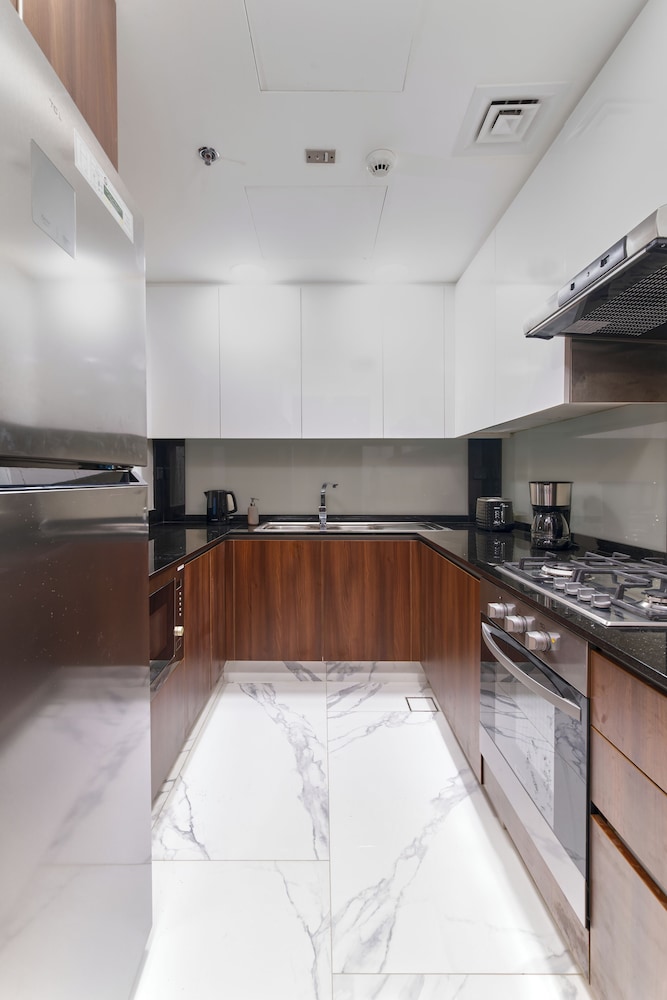 GLOBALSTAY. J One Tower Apartments