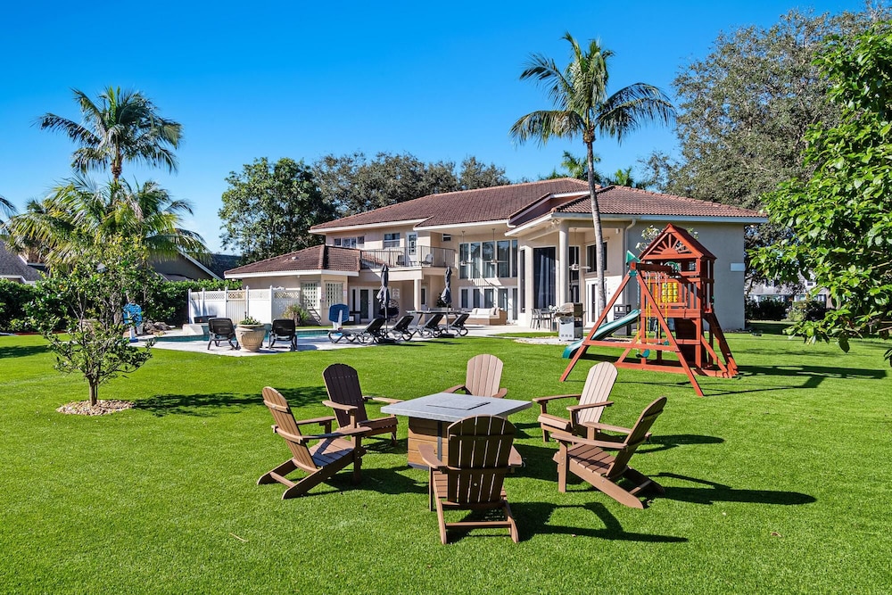Luxurious 6-Bedroom Villa with Pool & Games