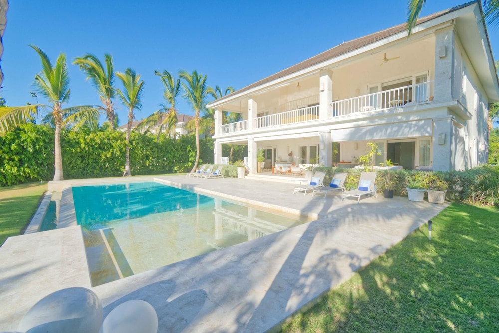 Modern Villa w Golf and Lake View in Beach Resort