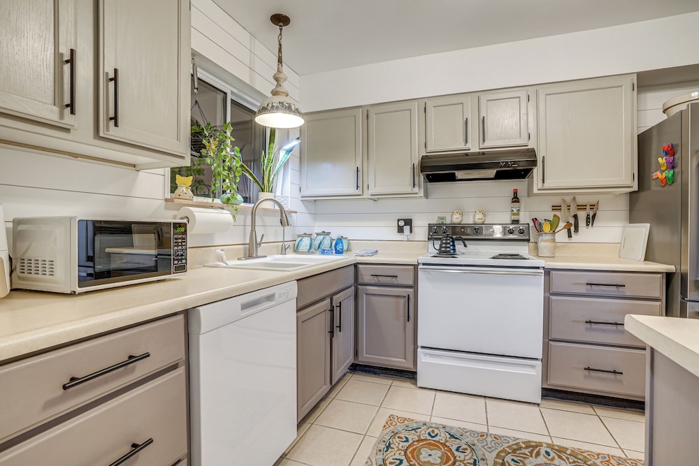 Charming Sun City Getaway Near Golf & Casinos!