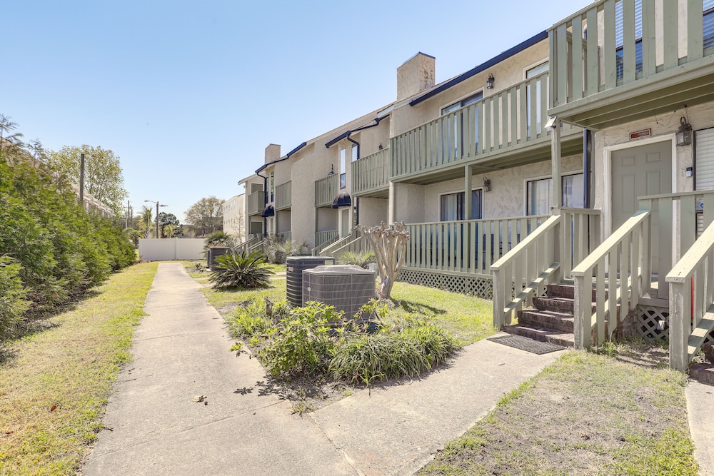 Bright & Airy Myrtle Beach Condo: 1 Block to Ocean view 3