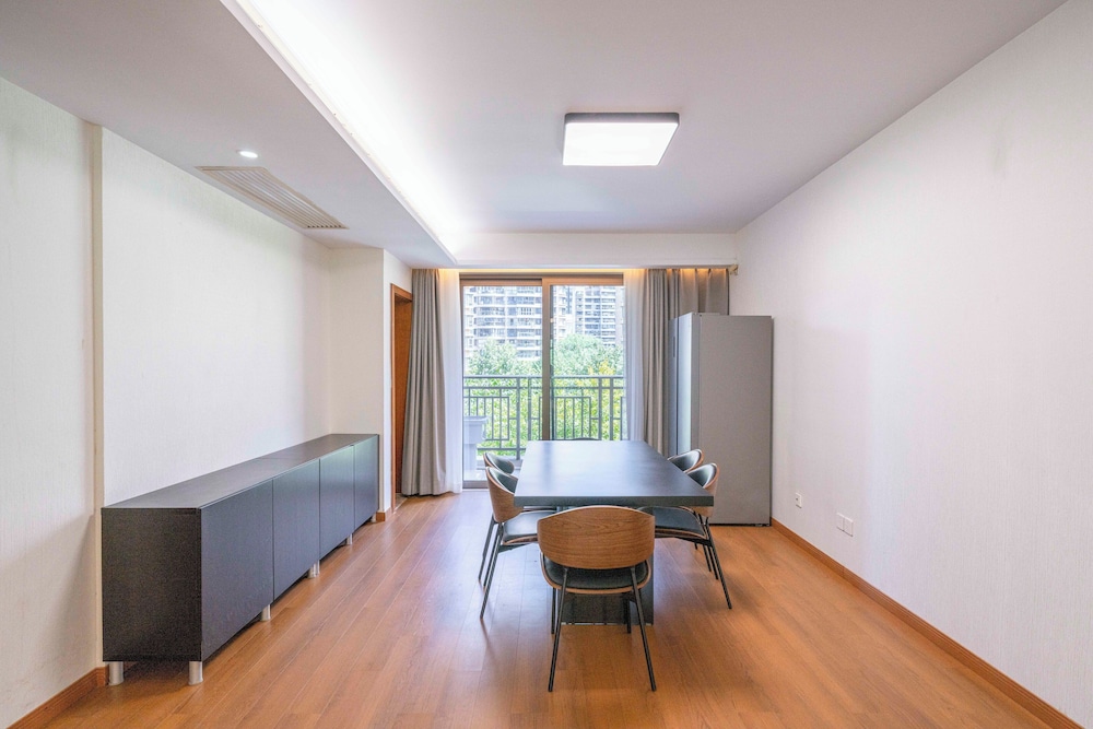 Tyms Morden 3BR 2BA APT Bella Vita