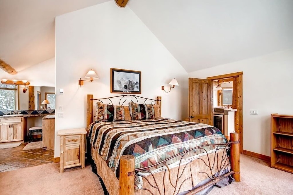 Dunkin Hill Lodge 5 Bedroom Home by RedAwning