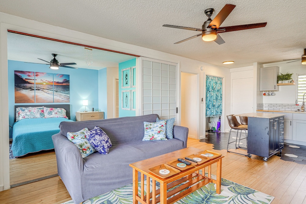 Kailua-kona Condo w/ Balcony: Walk to the Beach!