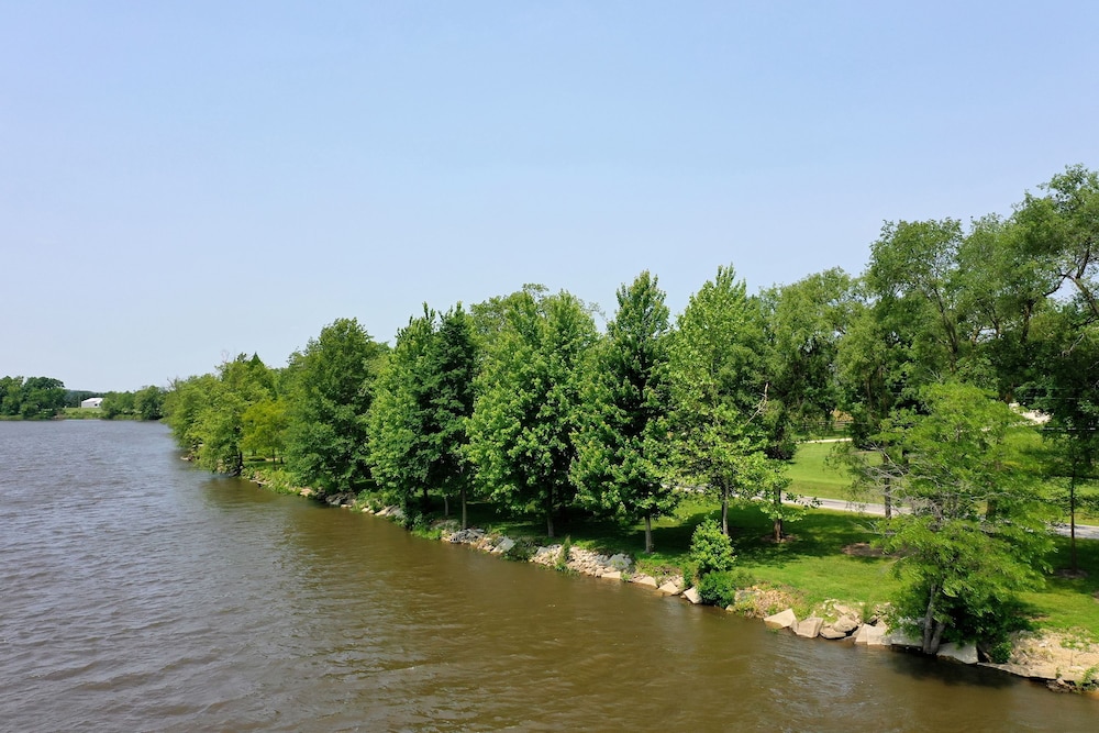 Private Riverbank 27-acre Estate 1 hr From Chicago