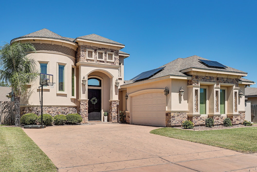 1 Mi to Utrgv Stadium: Roomy Retreat w/ Pool, Yard