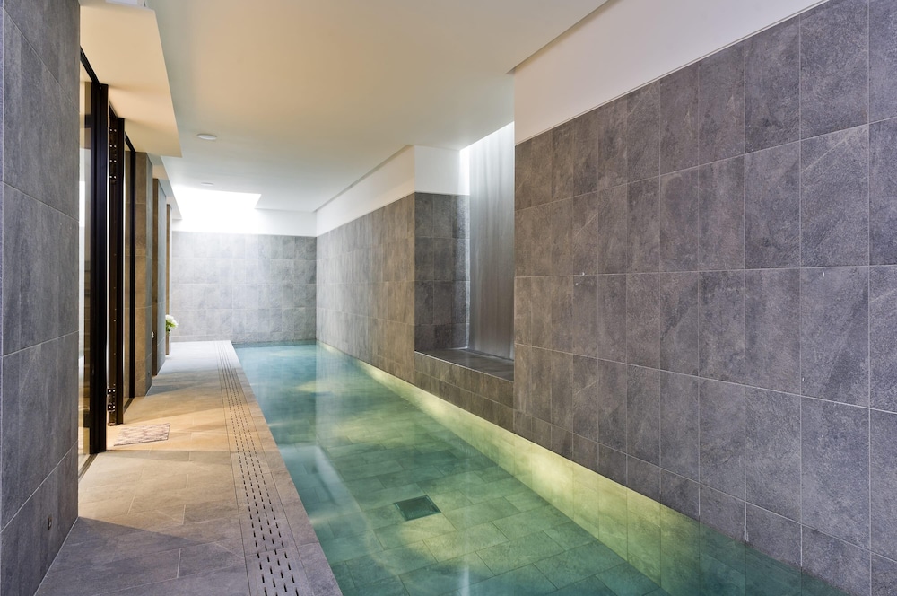 Stunning 5 bed Fulham Home w Indoor Pool Sauna and Private Garden