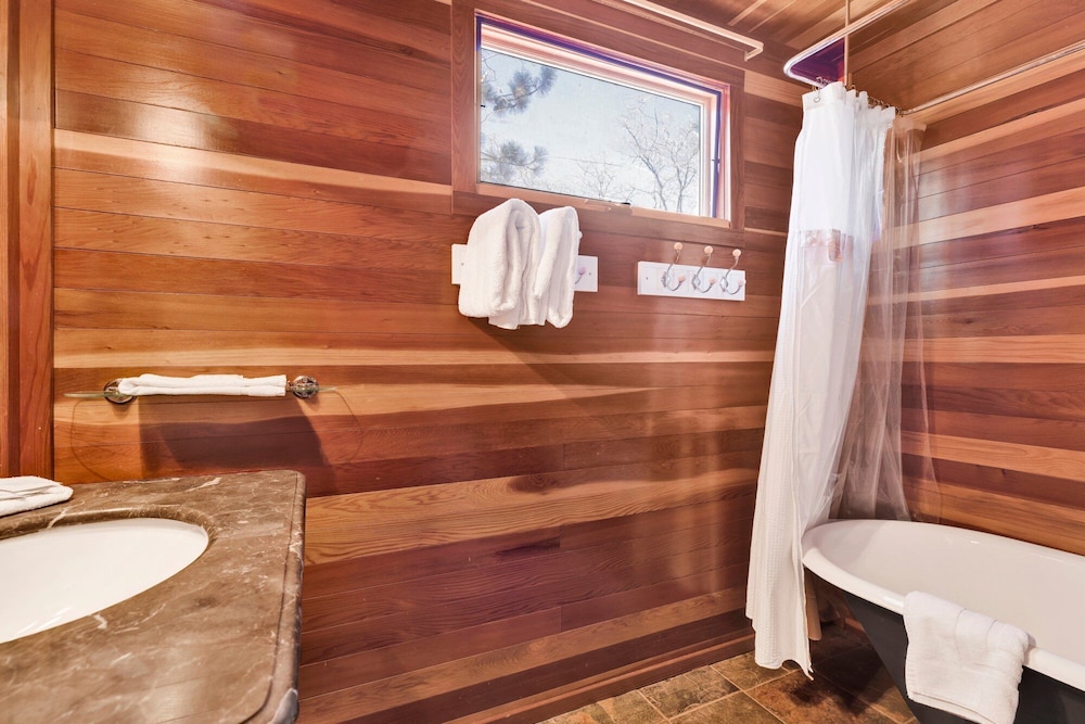 Cute and Cozy Cottage #2522