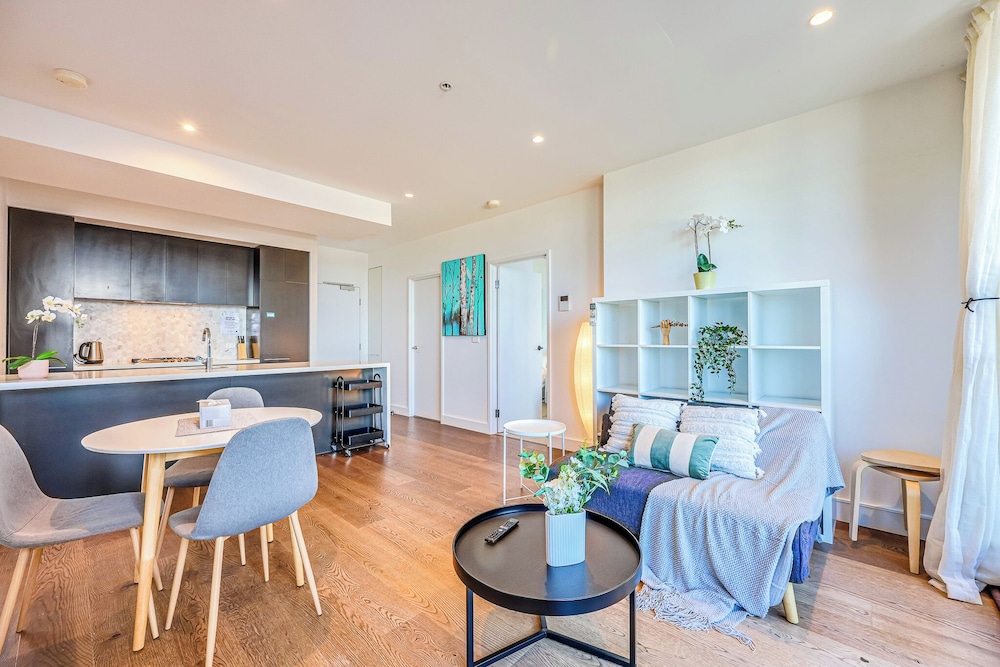 StayAU Stylish 2BR Central Box Hill