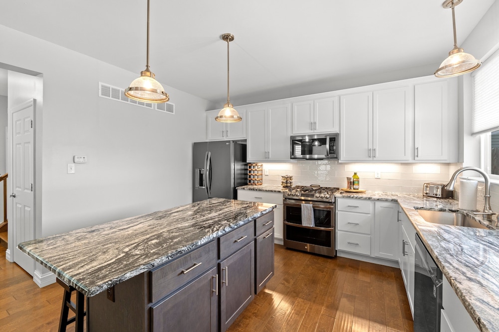 Modern Home W/garage Near SLU JZ Vacation Rentals