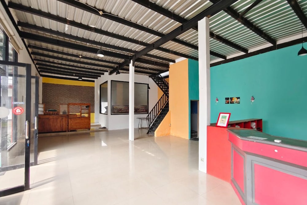 TwoSpaces Living at Bypass Homestay, Mojokerto