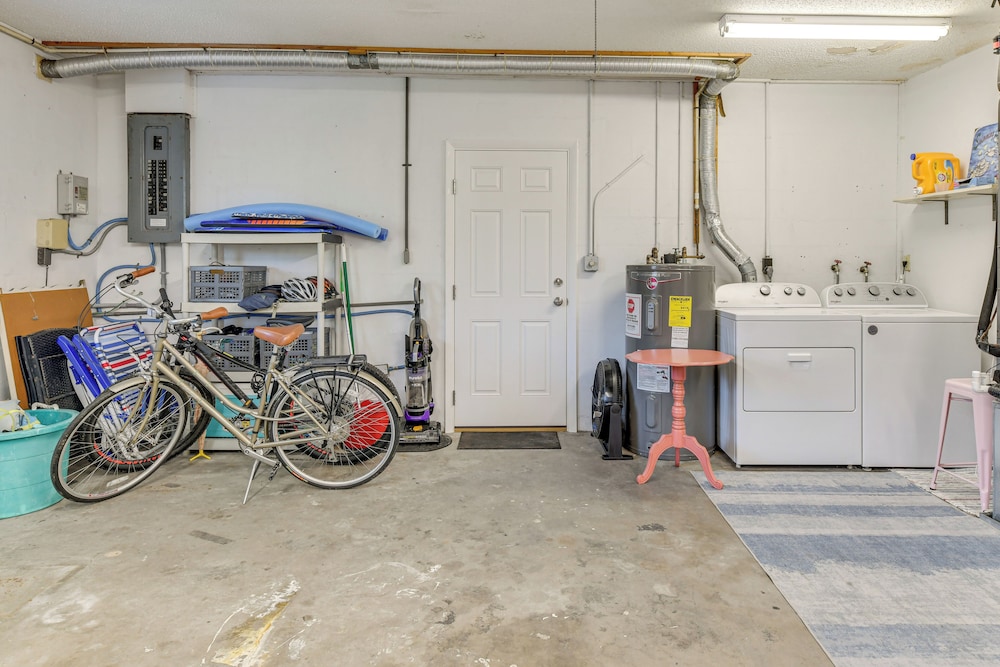 Beach Gear Provided! Cozy Family Home in Bradenton