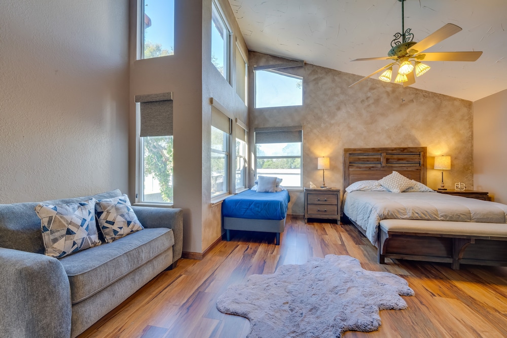 1-acre Backyard & Gym: Spacious Apopka Escape!