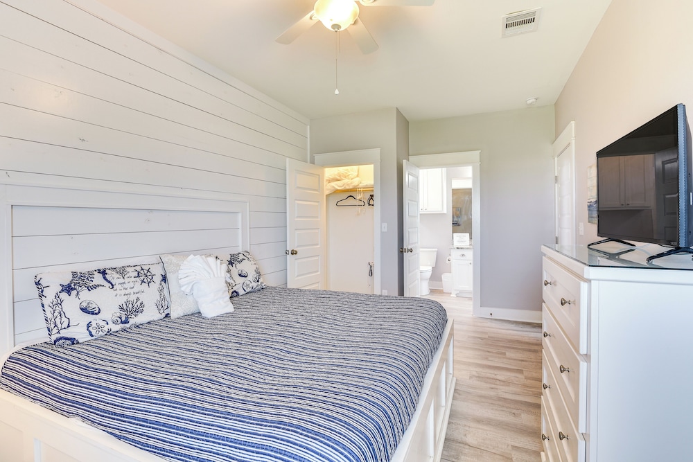 Walk to Coast: Crystal Beach Gem w/ Deck & Views