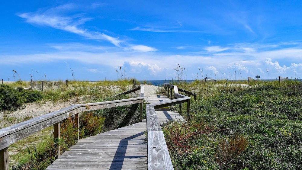 Exquisite Oceanfront Home Perfect For A Family Getaway 6 Bedroom Home by Peace Vacations view 3