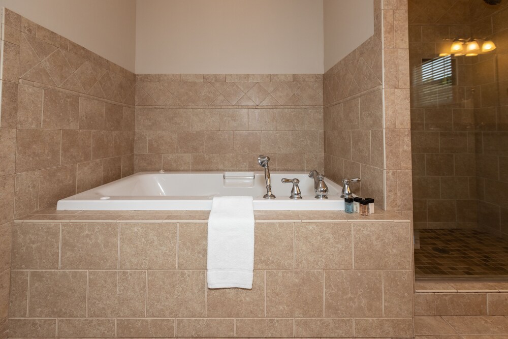 Newly Renovated Beach Cottage Walking Distance to Virginia Beach Oceanfront and Boardwalk view 5
