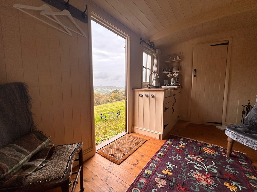 Tranquil Cabin Retreat Near Chepstow