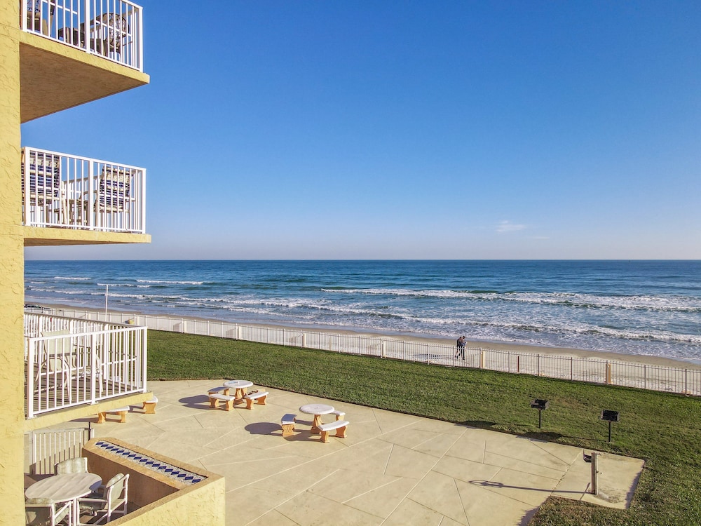 Oceania Beach Club