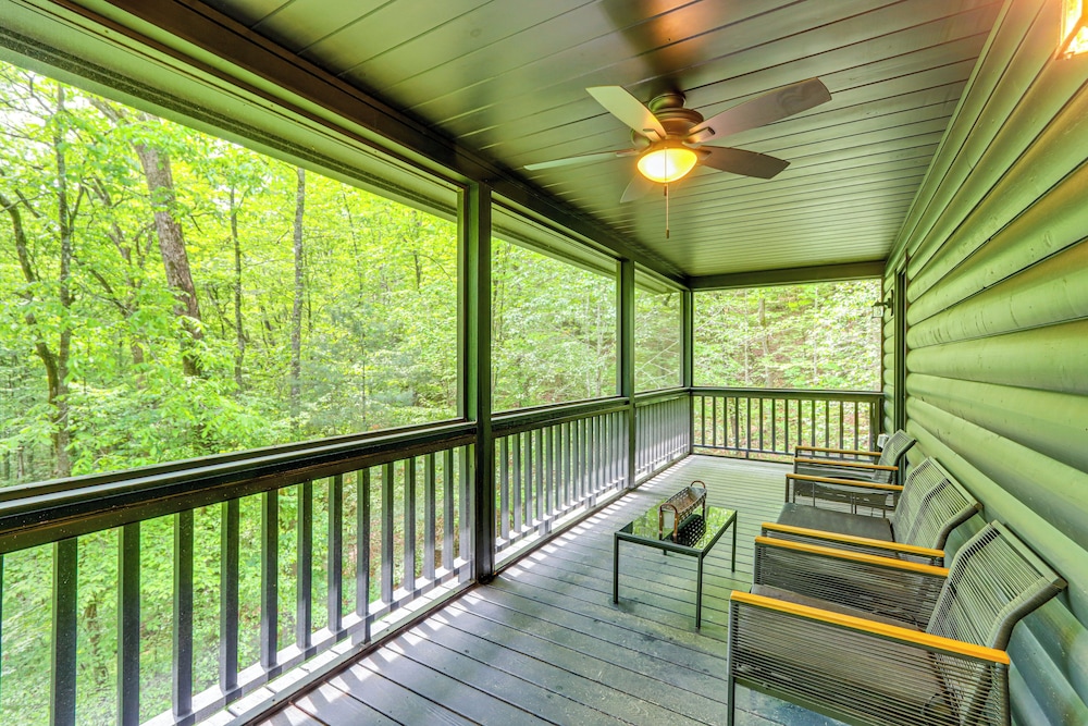 5 Mi to Dtwn Blue Ridge: Spacious Cabin w/ Hot Tub
