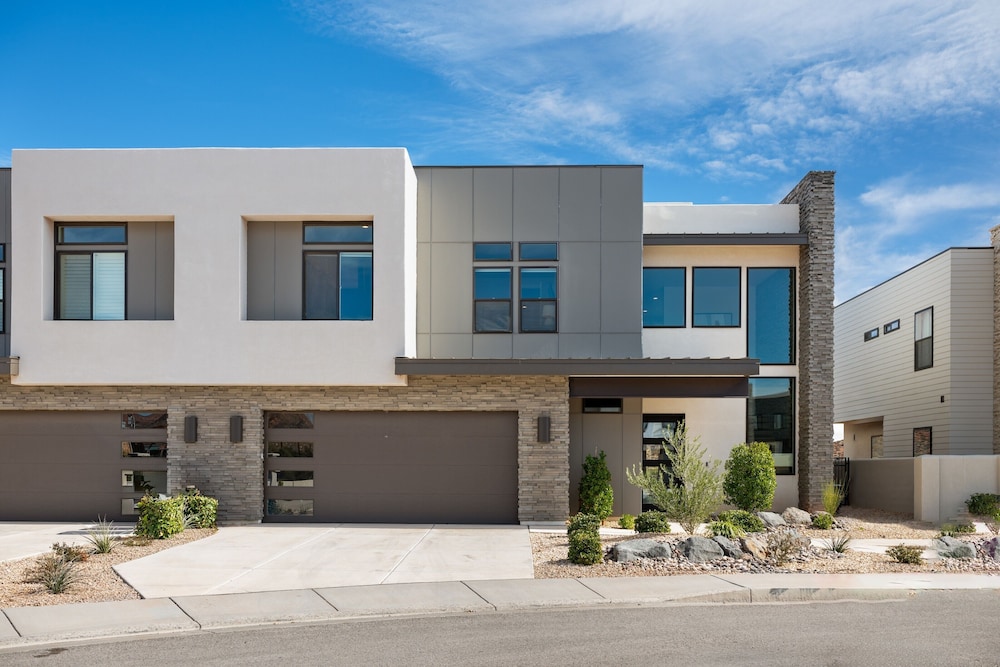 A Hole In One 15 Bedroom Home