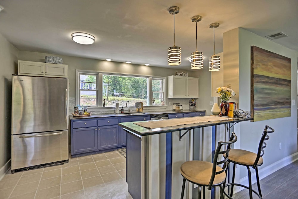Family-friendly Escape ~ 6 Mi to City Center!