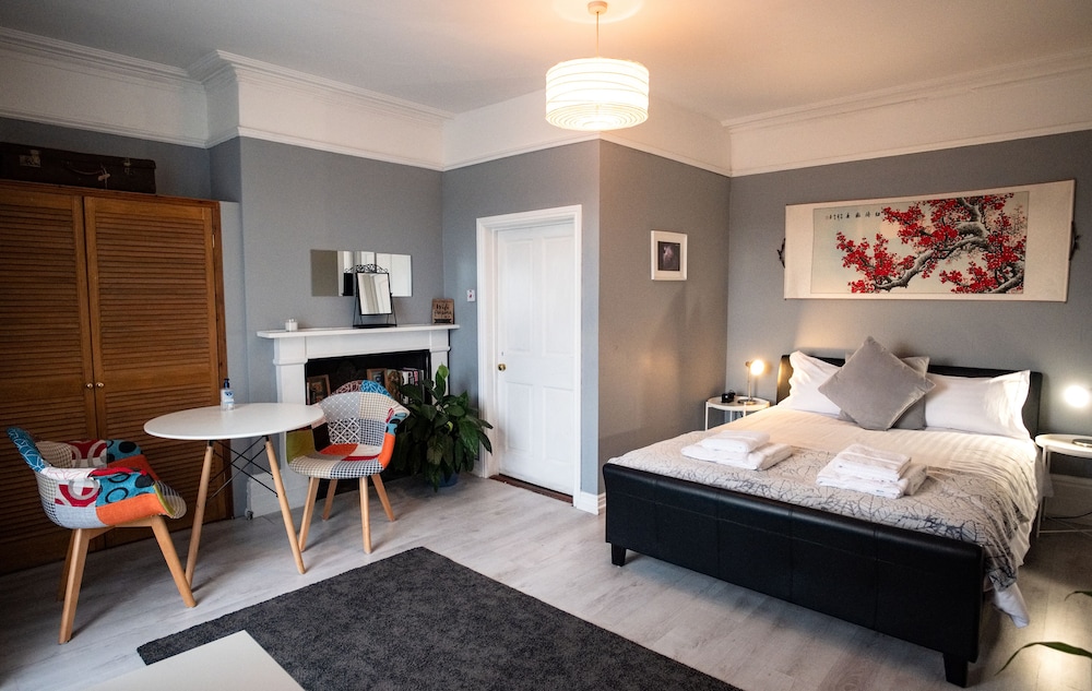 LABURNUM HOUSE & BISTRO EN GLAZE view 2