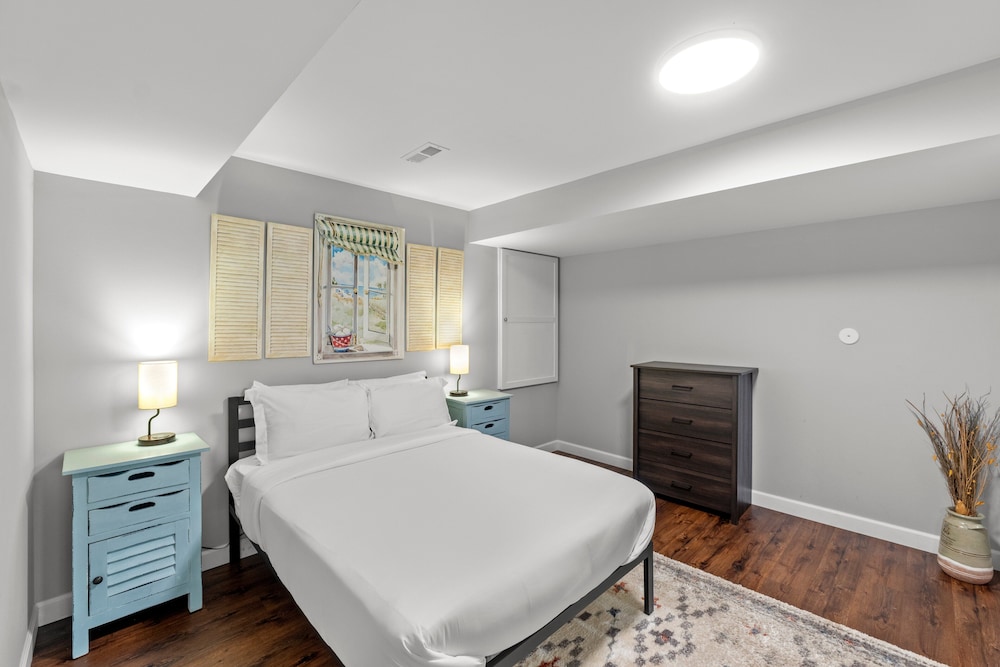 Modern Home W/garage Near SLU JZ Vacation Rentals