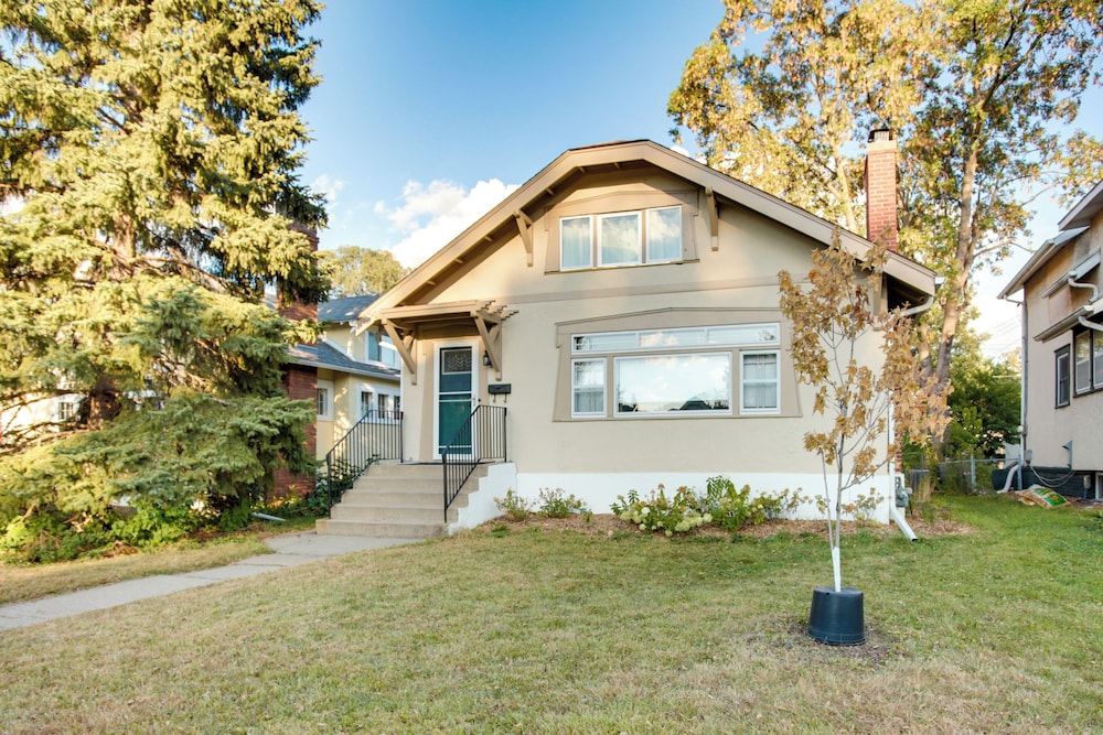 5 Mi to Mall of America: South Minneapolis Home