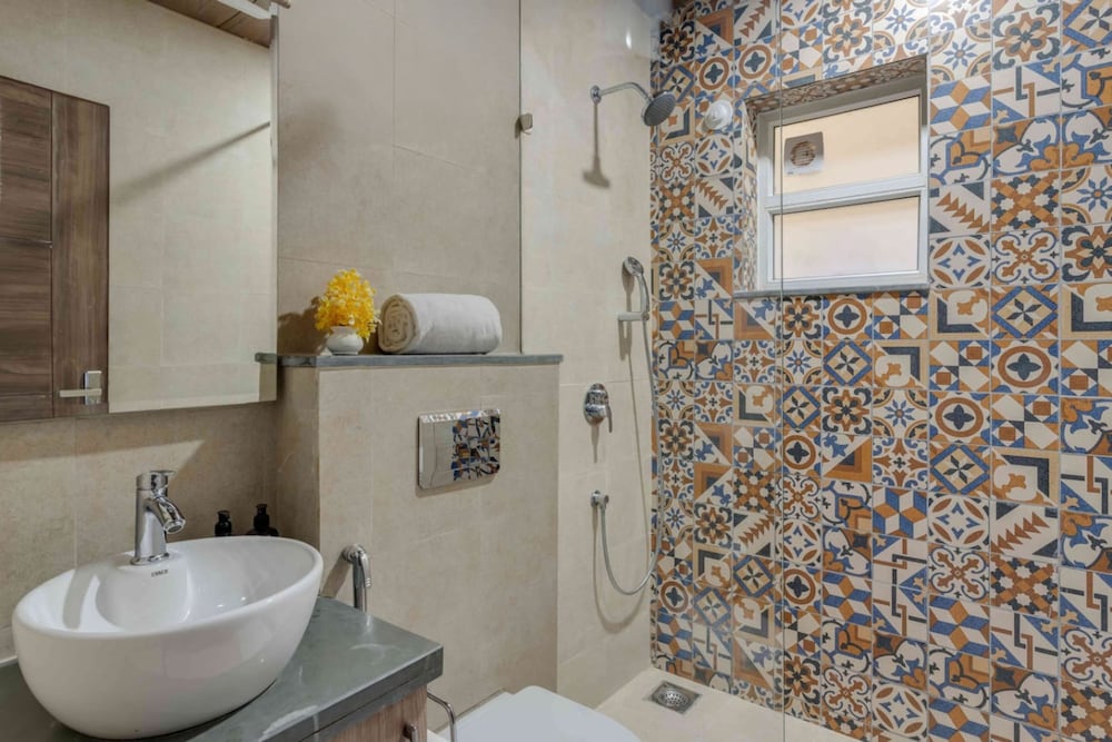 1bhk w Balcony and Pool - 5 Mins to Candolim Beach
