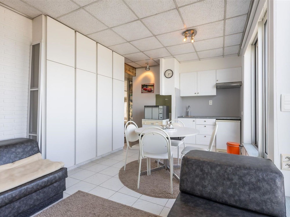 Apartment on Zeedijk With Sea Views