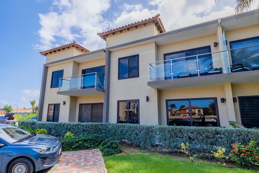 NEW Modern 1BR 1BA Gold Coast Pool GYM Tennis